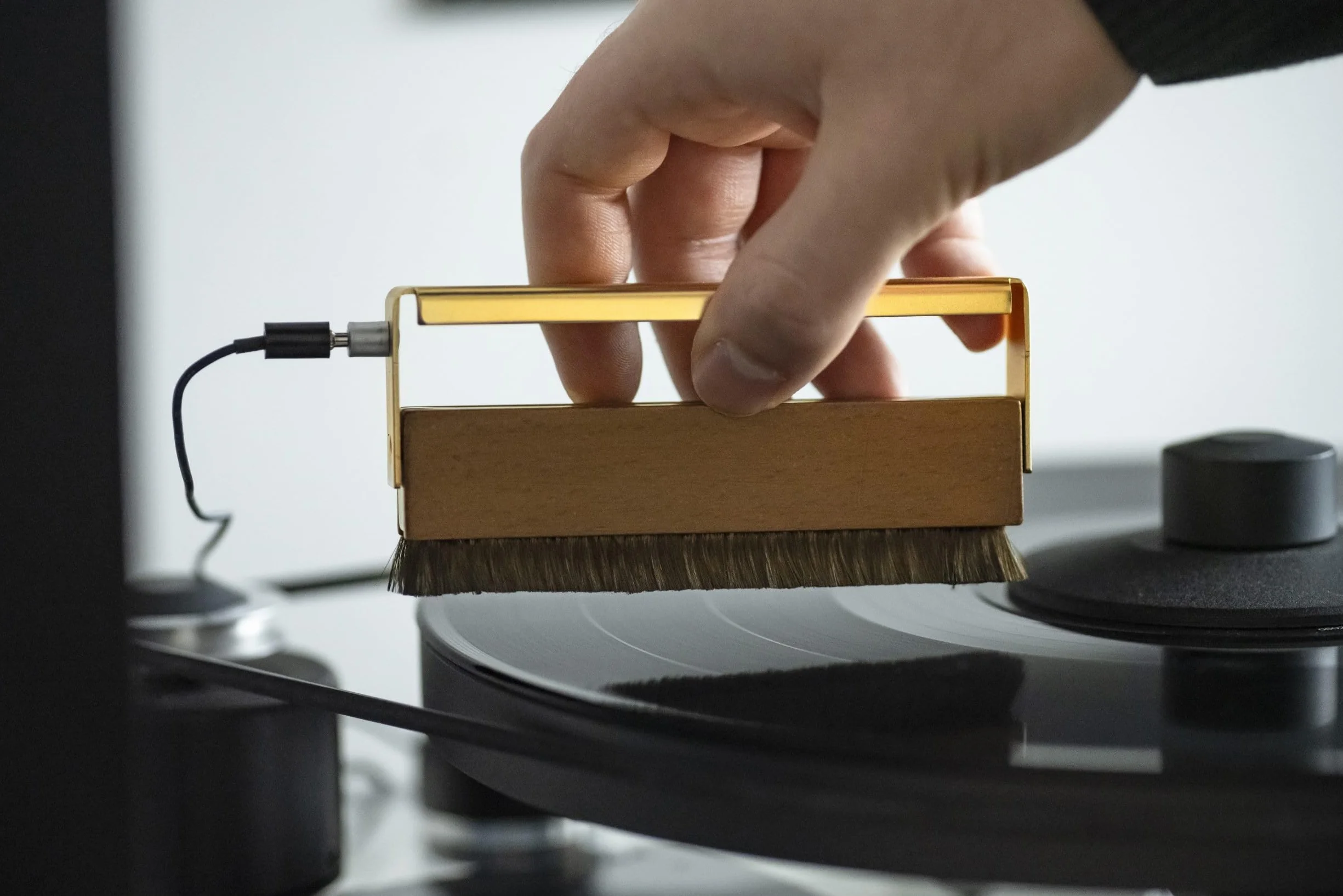 Pro-Ject Brush it Premium Brosse à plaques de qualité supérieure avec câble de Terre et Manche en Bois